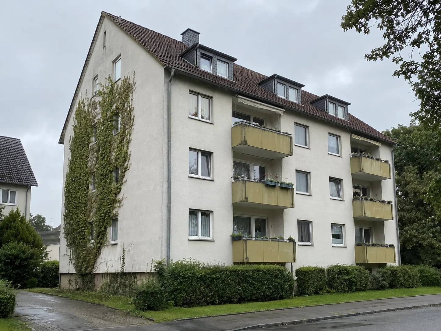 KI-generierte Außenaufnahme eines fiktiven Mehrfamilienhauses — kein reales Gebäude in Köln